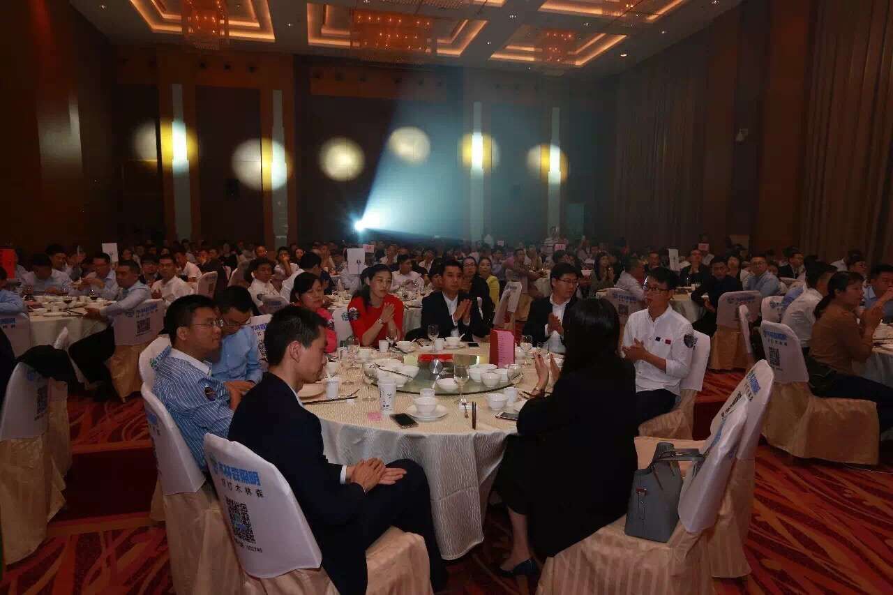 愛尅穫“城市髮展貢(gong)獻獎”